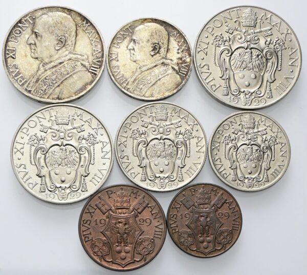 Serie completa di 8 valori 1929 a. VIII, comprendente 10 e 5 Lire (Ag), 2 e 1 Lira, 50 e 20 Centesimi (Ni), 10 e 5 Centesimi (Cu).