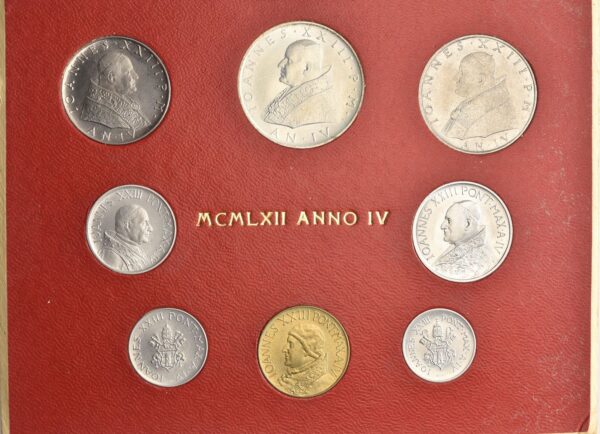 Serie completa di 8 valori 1962 a. IV. Da 500 lire (Ag), 100 e 50 lire (Ac), 20 (Ba) 10, 5, 2 e lira (It).