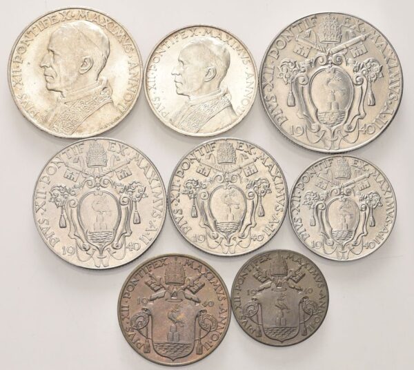Serie di 8 valori 1940 a. II,  comprendente 10 e 5 Lire (Ag), 2 e 1 Lira, 50 e 20 Centesimi (Ac), 10 e 5 Centesimi (Ba).